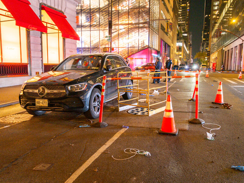 Murió una mujer tras caer en una alcantarilla abierta en plena Quinta Avenida de Nueva York
