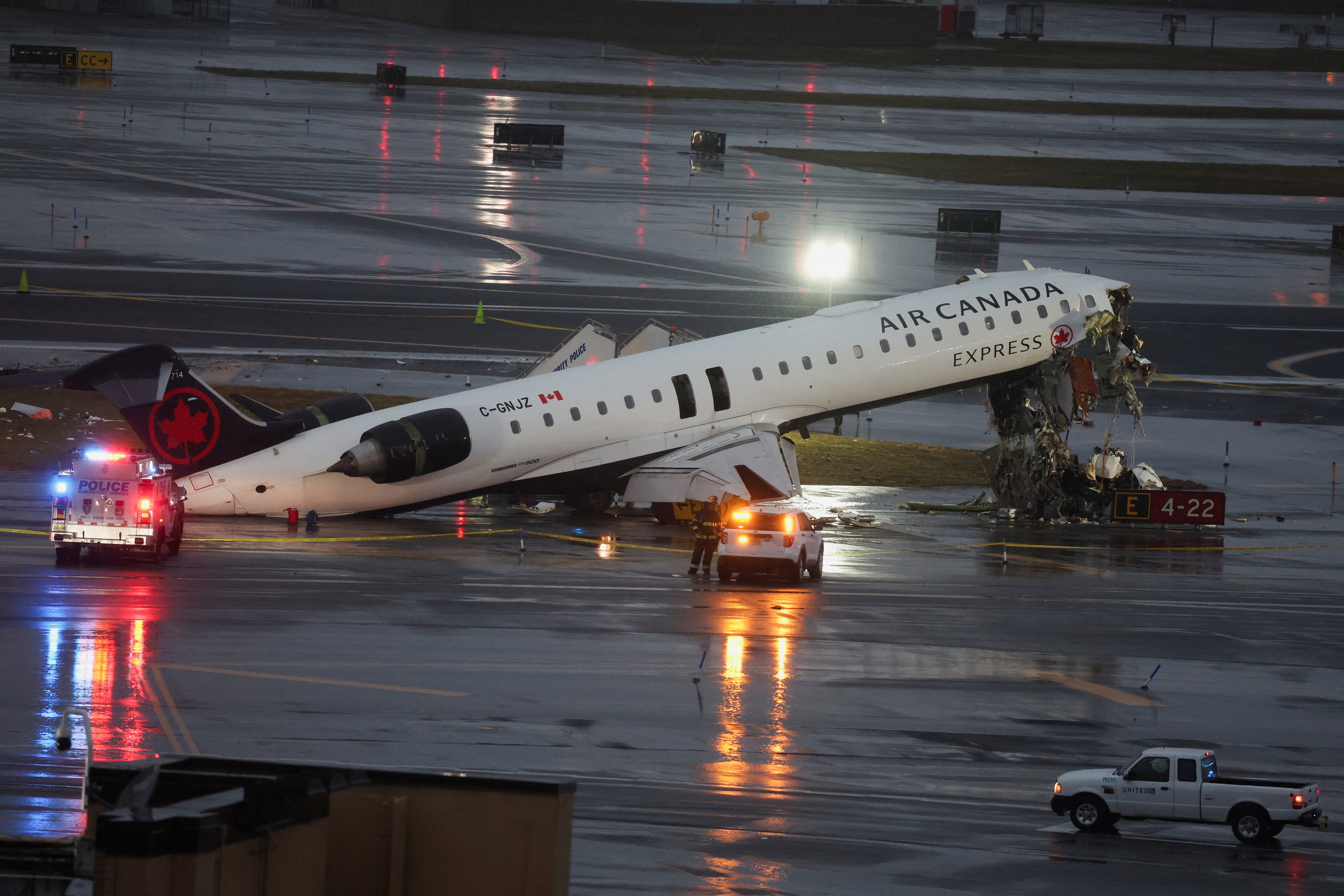 Accidente en Nueva York: dos muertos tras la colisión entre un avión y un vehículo de emergencia en LaGuardia