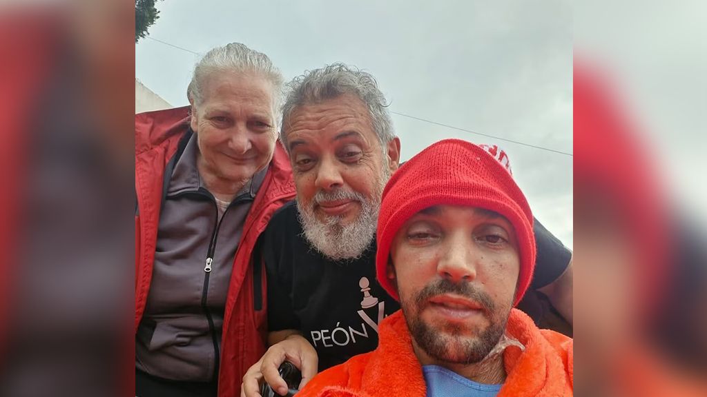 Un cuadro de amor y resistencia: Pablo Grillo junto a su familia en la recuperación.