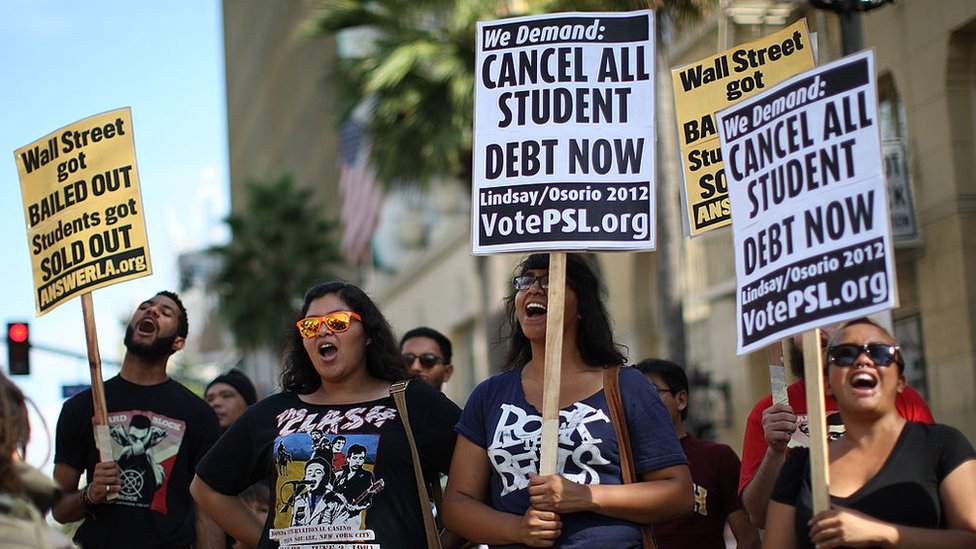 Estados Unidos retomará el embargo de salarios a deudores de préstamos estudiantiles en mora