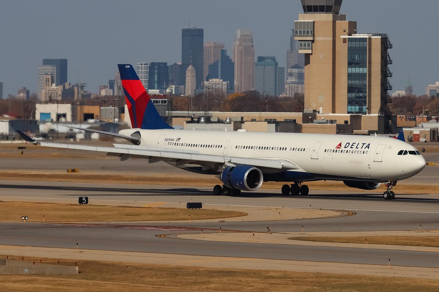 Un Airbus de Delta aterrizó de urgencia en Brasil tras una falla mecánica en un motor