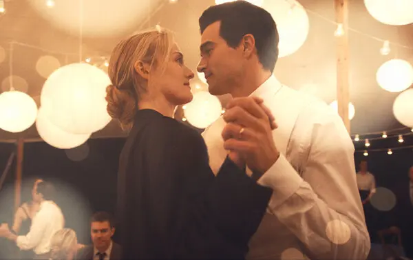 Se estrenó Love Story, la serie sobre la icónica pareja de John F. Kennedy Jr. y Carolyn Bessette