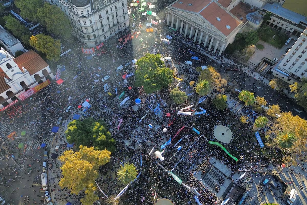 "Cumplan con la ley": una multitud desbordó Plaza de Mayo para defender la universidad pública