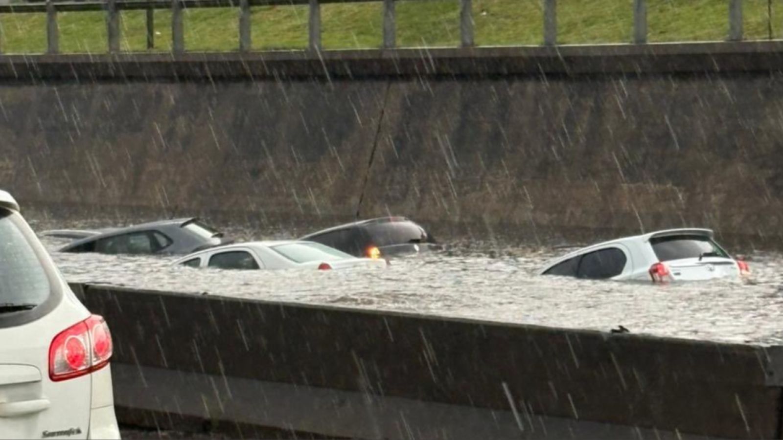Temporal en Buenos Aires y el AMBA: caos vial, vuelos suspendidos e inundaciones en plena víspera de Navidad