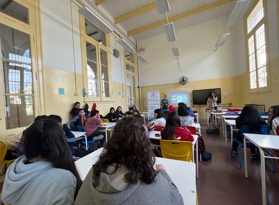 La Ciudad de Buenos Aires avanza con la prohibición del celular en las aulas y extiende la medida a las escuelas secundarias